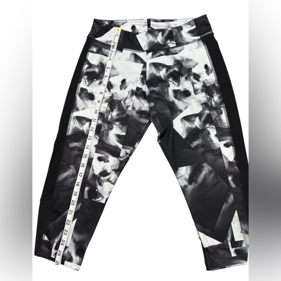 NWOT, Reebok, Workout Ready Smoke Print
Capri, Medium, Black & White 🏃♀️➡️ - Picture 6 of 11
